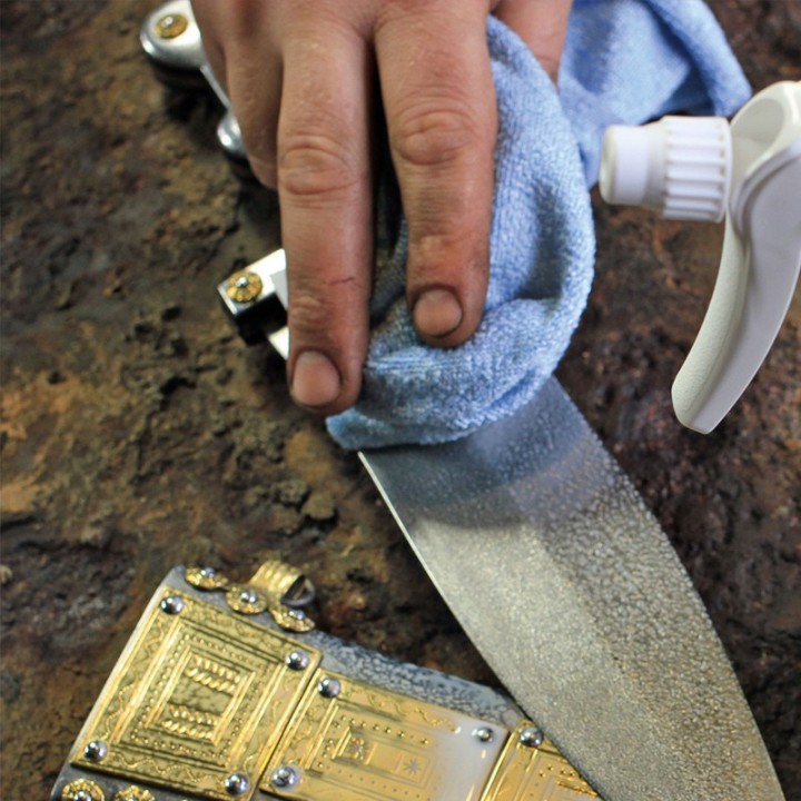 pulizia coltello con detergente Brilliance Clean