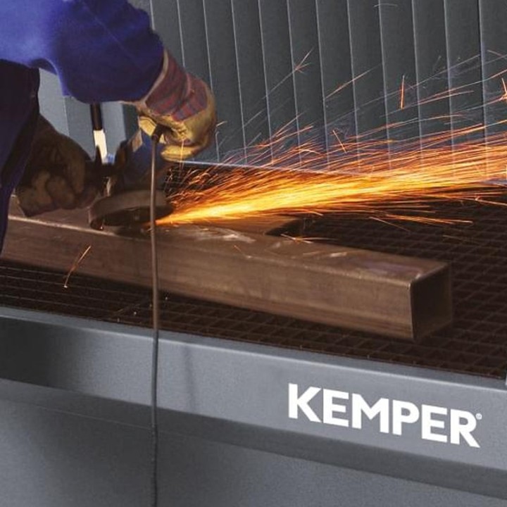 dettaglio lavorazione su banco aspirante per molatura GrindingTable KEMPER