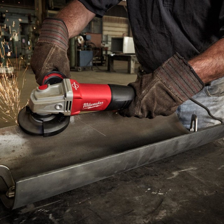 utilizzo smerigliatrice angolare Milwaukee AGV 13 XSPDEB