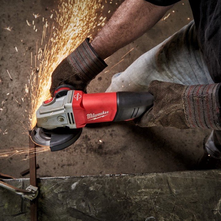 utilizzo smerigliatrice angolare Milwaukee AGV 13 XSPDEB