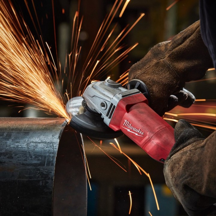 utilizzo smerigliatrice angolare Milwaukee AGV 13 XSPDE