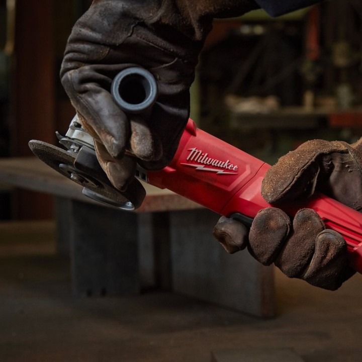 utilizzo smerigliatrice angolare Milwaukee AGV 13 XSPDE