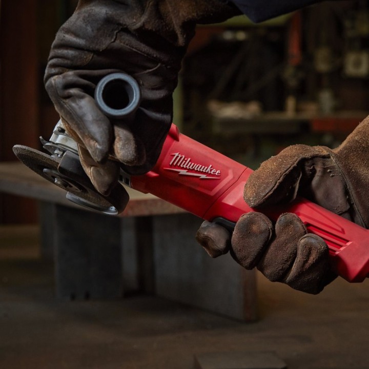 utilizzo smerigliatrice angolare Milwaukee AG 13 XSPD