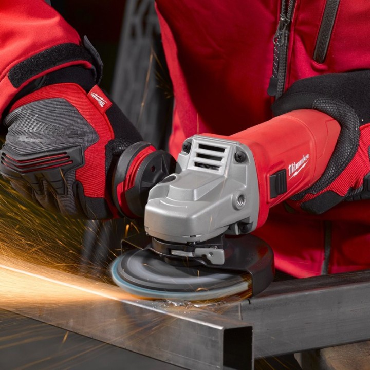 utilizzo smerigliatrice angolare Milwaukee AGV 10 EK