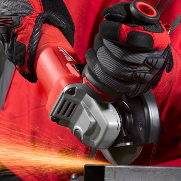 utilizzo smerigliatrice angolare Milwaukee AGV 10 EK