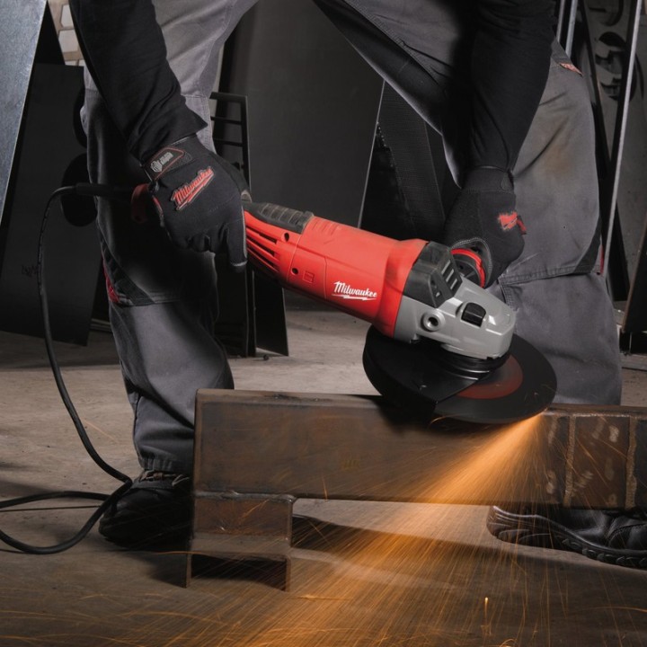 utilizzo smerigliatrice angolare Milwaukee AGKV 24