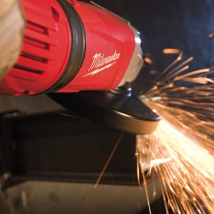 utilizzo smerigliatrice angolare Milwaukee AGVM 24