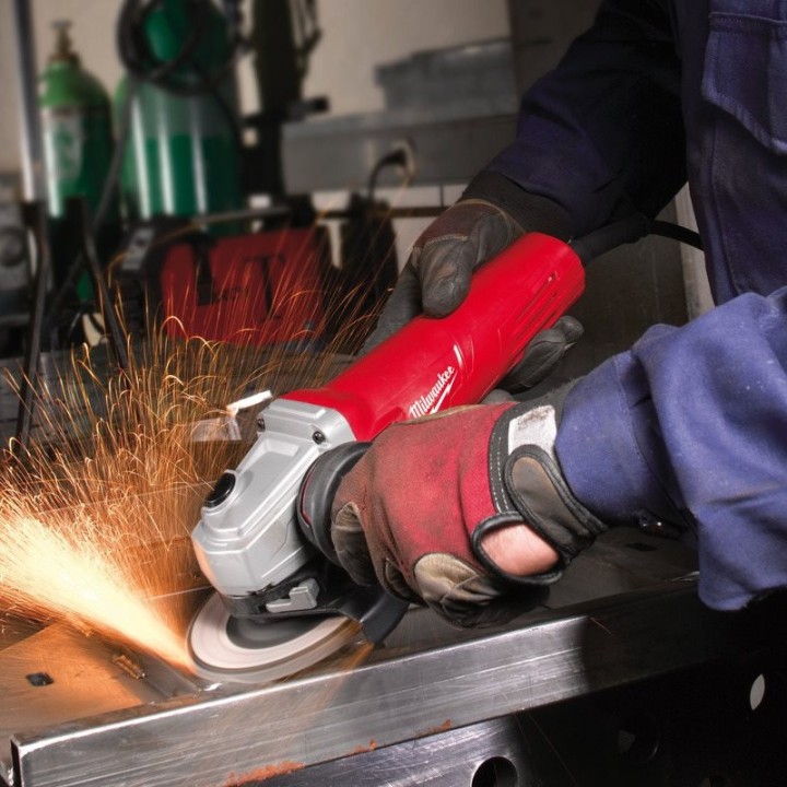 utilizzo smerigliatrice angolare Milwaukee AGV 12