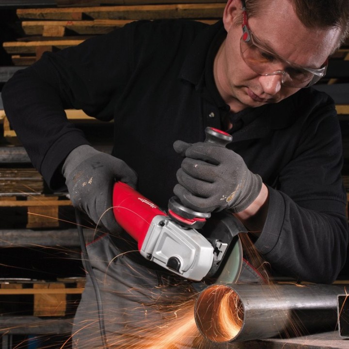 utilizzo smerigliatrice angolare Milwaukee AGV 12