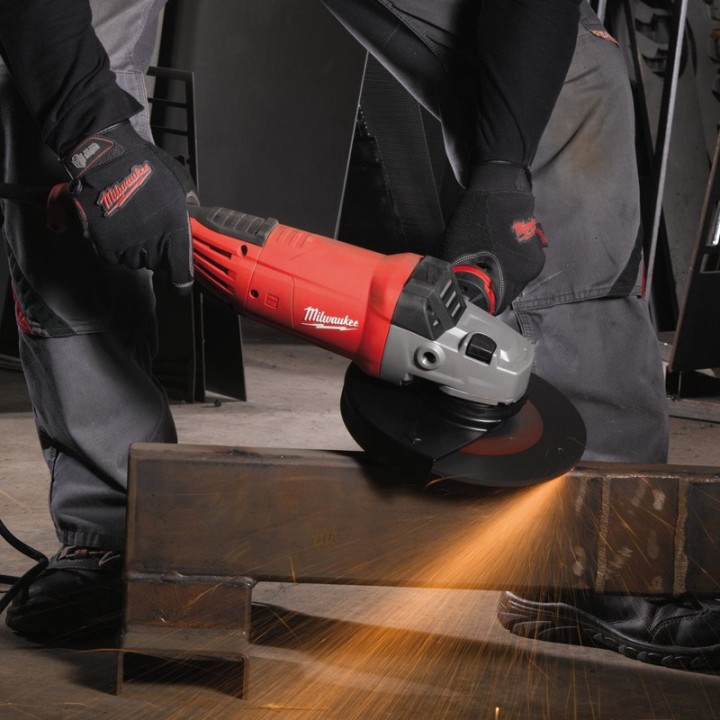 utilizzo smerigliatrice angolare Milwaukee AGV 22