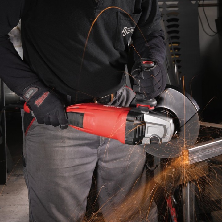 utilizzo smerigliatrice angolare Milwaukee AGV 22