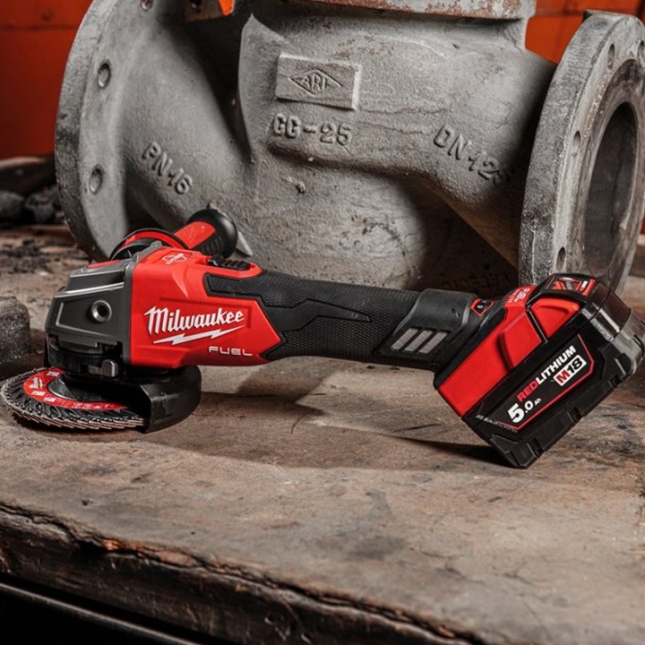 dettaglio smerigliatrice angolare a batteria Milwaukee M18 Fuel FSAGV125XB