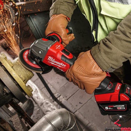 utilizzo smerigliatrice angolare a batteria Milwaukee M18 Fuel FSAGV125XB