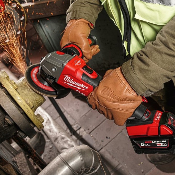 utilizzo smerigliatrice angolare a batteria Milwaukee M18 Fuel FSAGV125XB
