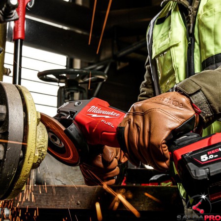 utilizzo smerigliatrice angolare a batteria Milwaukee M18 Fuel