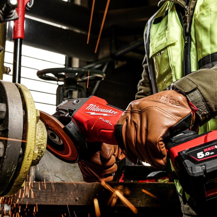 utilizzo smerigliatrice angolare a batteria Milwaukee M18 Fuel