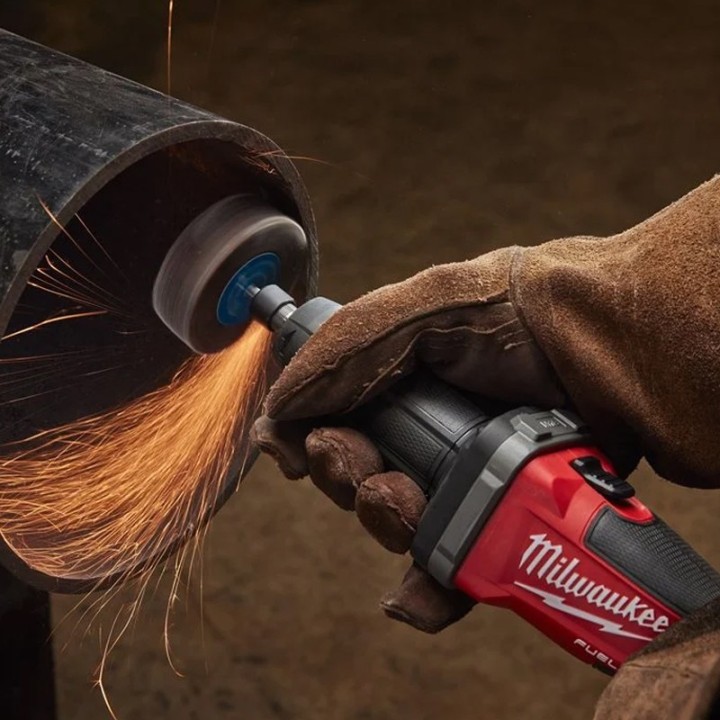 utilizzo smerigliatrice diritta a batteria Milwaukee M18 Fuel FDG