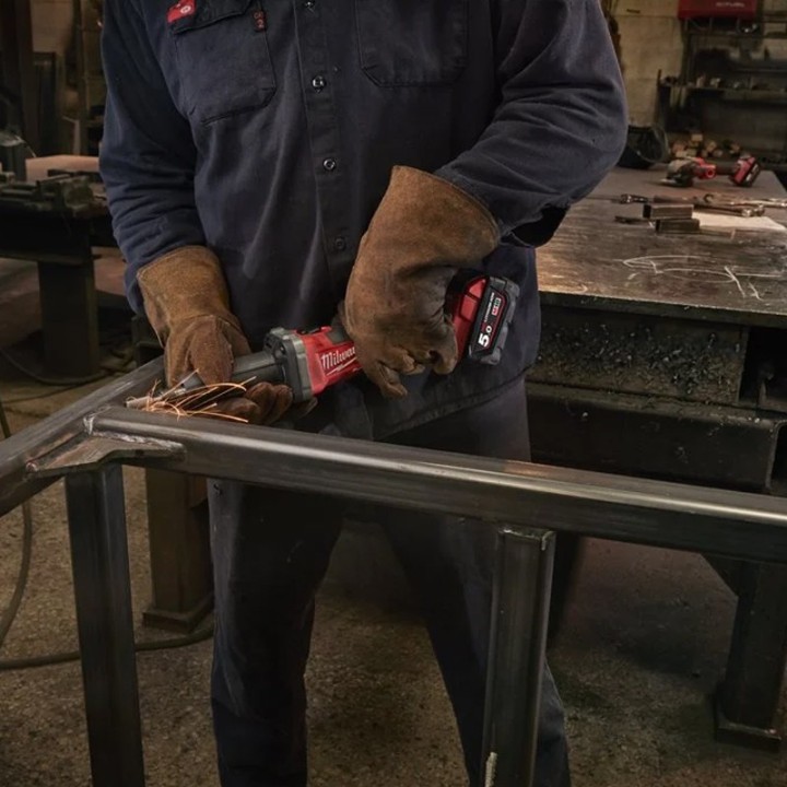 utilizzo smerigliatrice diritta a batteria Milwaukee M18 Fuel FDG