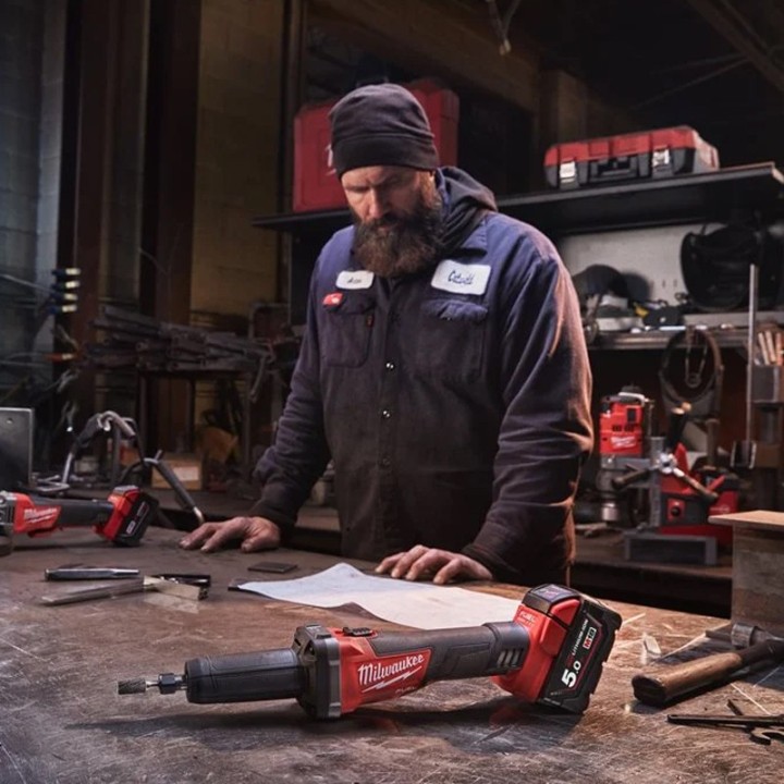 utilizzo smerigliatrice diritta a batteria Milwaukee M18 Fuel FDG