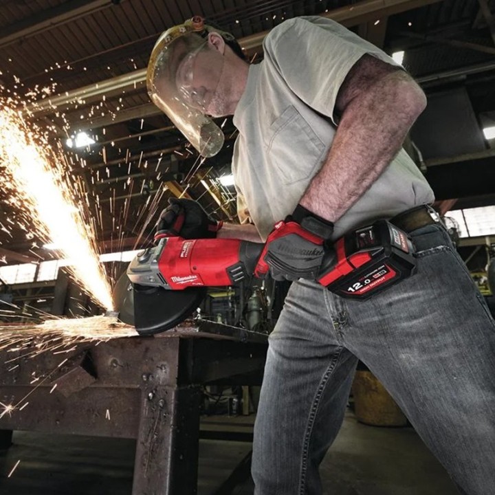 utilizzo smerigliatrice a batteria Milwaukee M18 FUEL 230mm