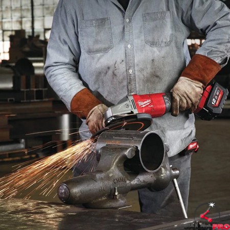 utilizzo smerigliatrice a batteria Milwaukee M18 FUEL 230mm