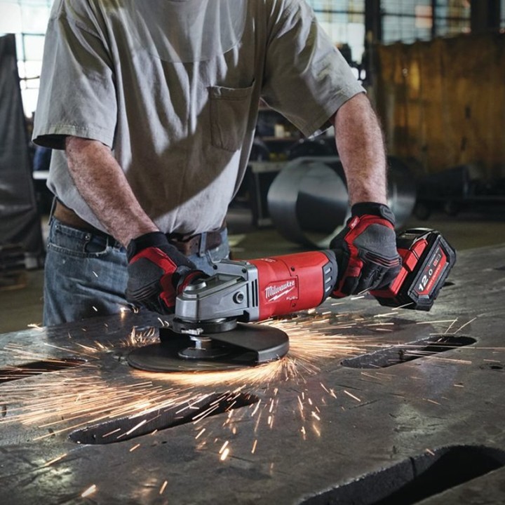 utilizzo smerigliatrice a batteria Milwaukee M18 FUEL 230mm
