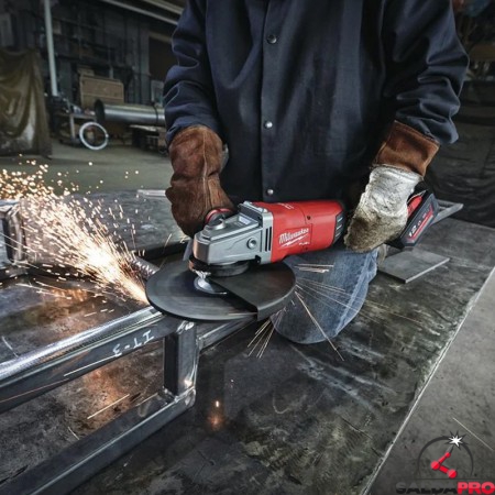 utilizzo smerigliatrice a batteria Milwaukee M18 FUEL 230mm