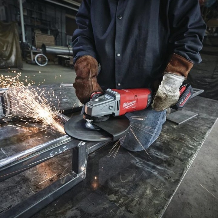 utilizzo smerigliatrice a batteria Milwaukee M18 FUEL 230mm
