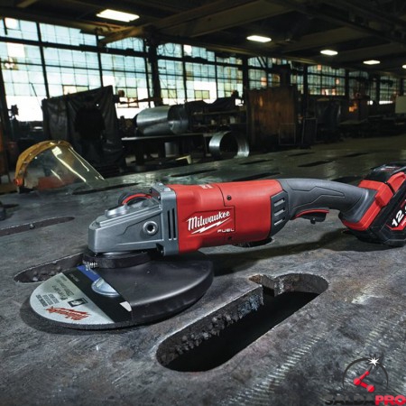 utilizzo smerigliatrice a batteria Milwaukee M18 FUEL 230mm