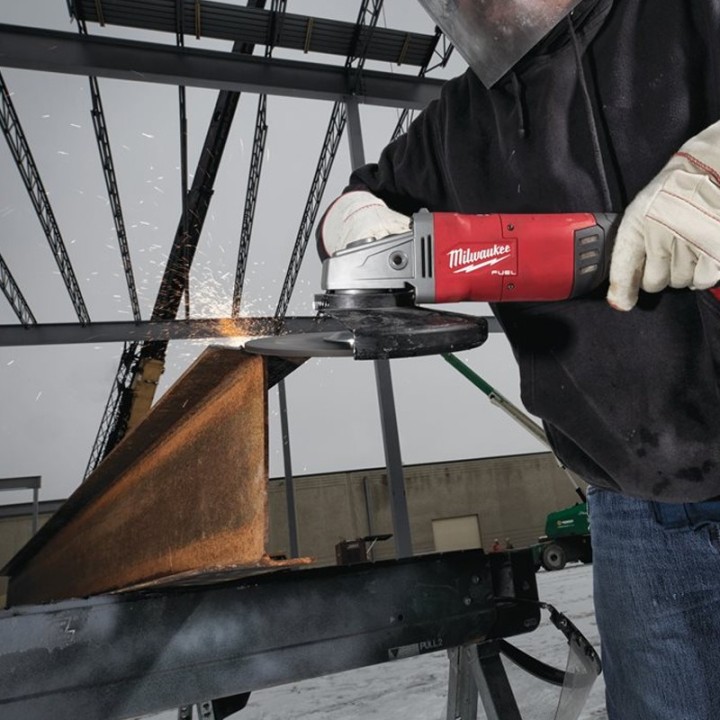 utilizzo smerigliatrice a batteria Milwaukee M18 FUEL 230mm