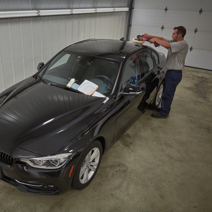 utilizzo lucidatrice a batteria Milwaukee FAP a velocità variabile