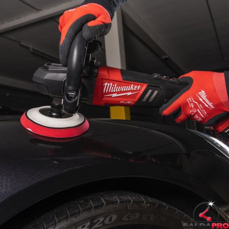 utilizzo lucidatrice a batteria Milwaukee FAP a velocità variabile