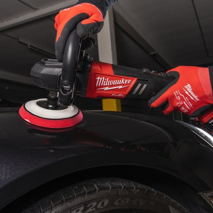 utilizzo lucidatrice a batteria Milwaukee FAP a velocità variabile
