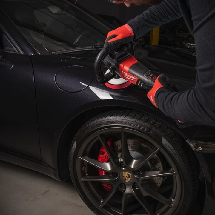 utilizzo lucidatrice a batteria Milwaukee FAP a velocità variabile