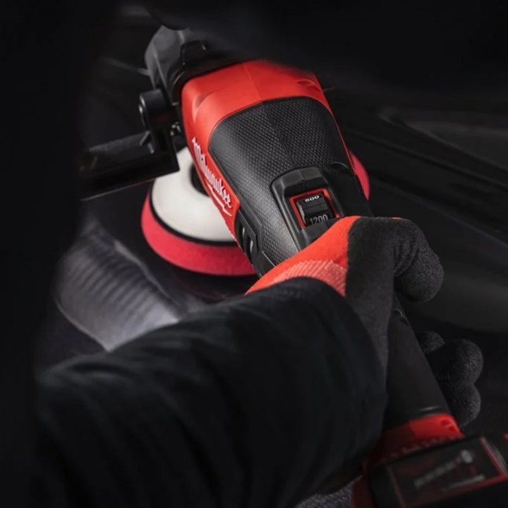 utilizzo lucidatrice a batteria Milwaukee FAP a velocità variabile