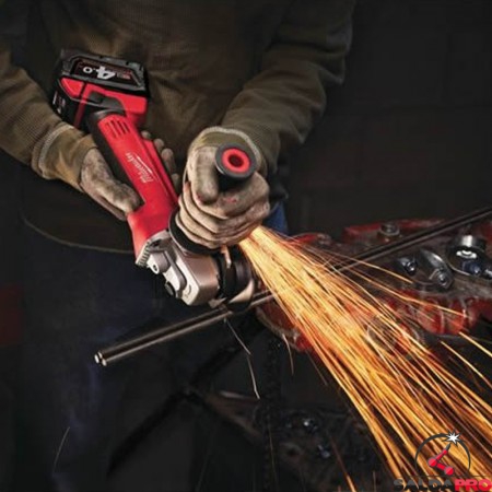 utilizzo smerigliatrice angolare Milwaukee M18 HD18 AG