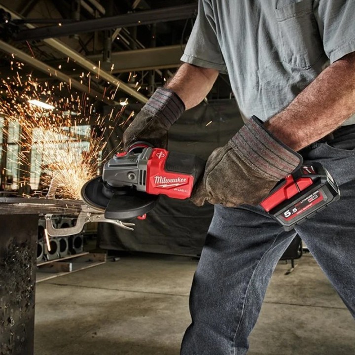 utilizzo smerigliatrice angolare Milwaukee M18 Fuel FHSAG125XPDB