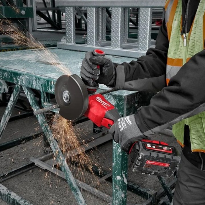 utilizzo smerigliatrice angolare Milwaukee M18 Fuel FHSAG125XPDB