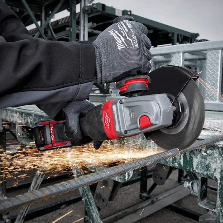utilizzo smerigliatrice angolare Milwaukee M18 Fuel FHSAG125XPDB