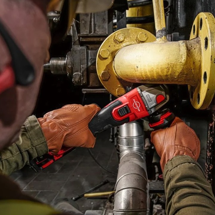 utilizzo smerigliatrice angolare Milwaukee M18 Fuel FSAG