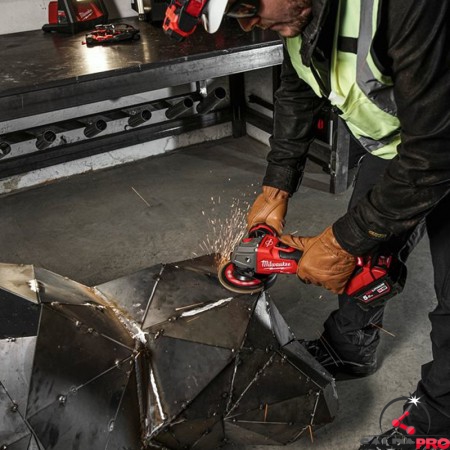 utilizzo smerigliatrice angolare Milwaukee M18 Fuel FSAG