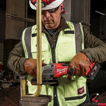 utilizzo smerigliatrice angolare Milwaukee M18 Fuel FSAG