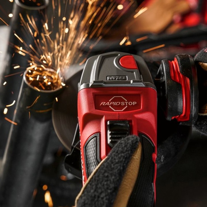 utilizzo smerigliatrice angolare Milwaukee M18 Fuel FSAG