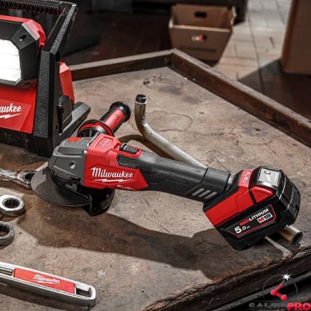 utilizzo smerigliatrice angolare Milwaukee M18 Fuel FSAG