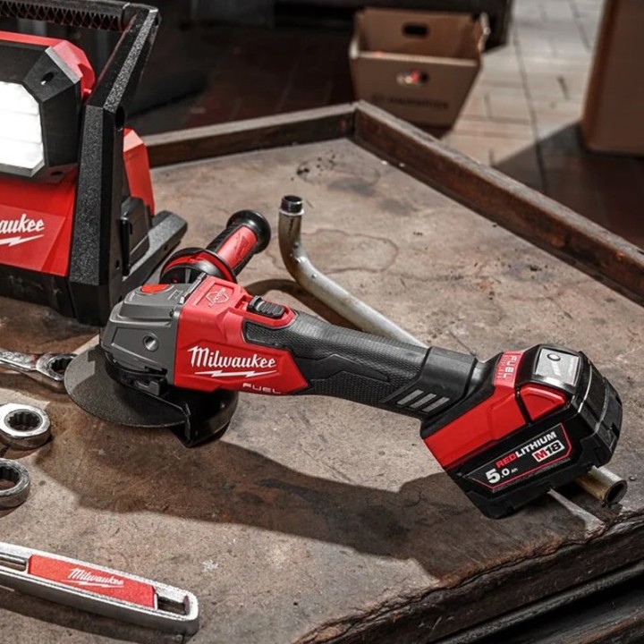 utilizzo smerigliatrice angolare Milwaukee M18 Fuel FSAG