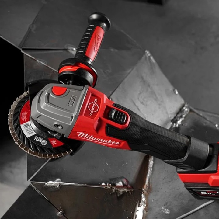 utilizzo smerigliatrice angolare Milwaukee M18 Fuel FSAG