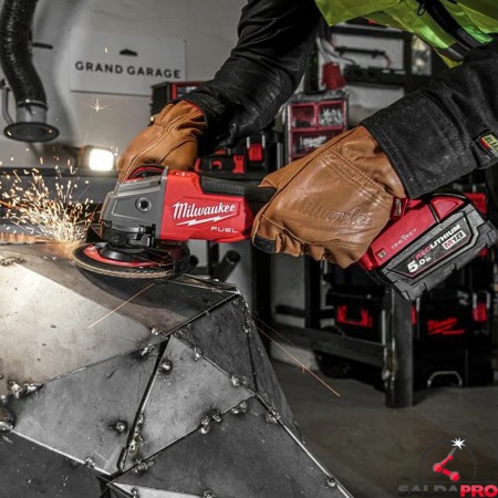 utilizzo smerigliatrice angolare Milwaukee M18 Fuel FSAG One-Key