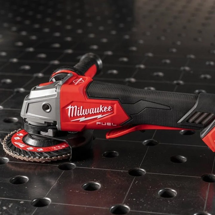 utilizzo smerigliatrice angolare Milwaukee M18 Fuel FSAG One-Key