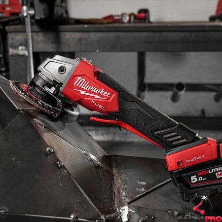 utilizzo smerigliatrice angolare Milwaukee M18 Fuel FSAG One-Key