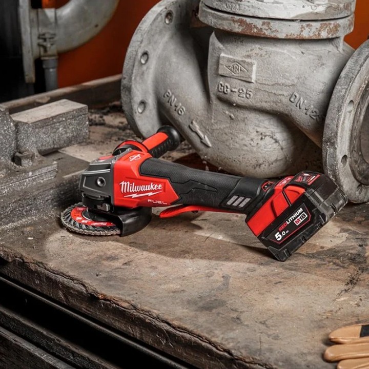 utilizzo smerigliatrice angolare Milwaukee M18 Fuel FSAG One-Key